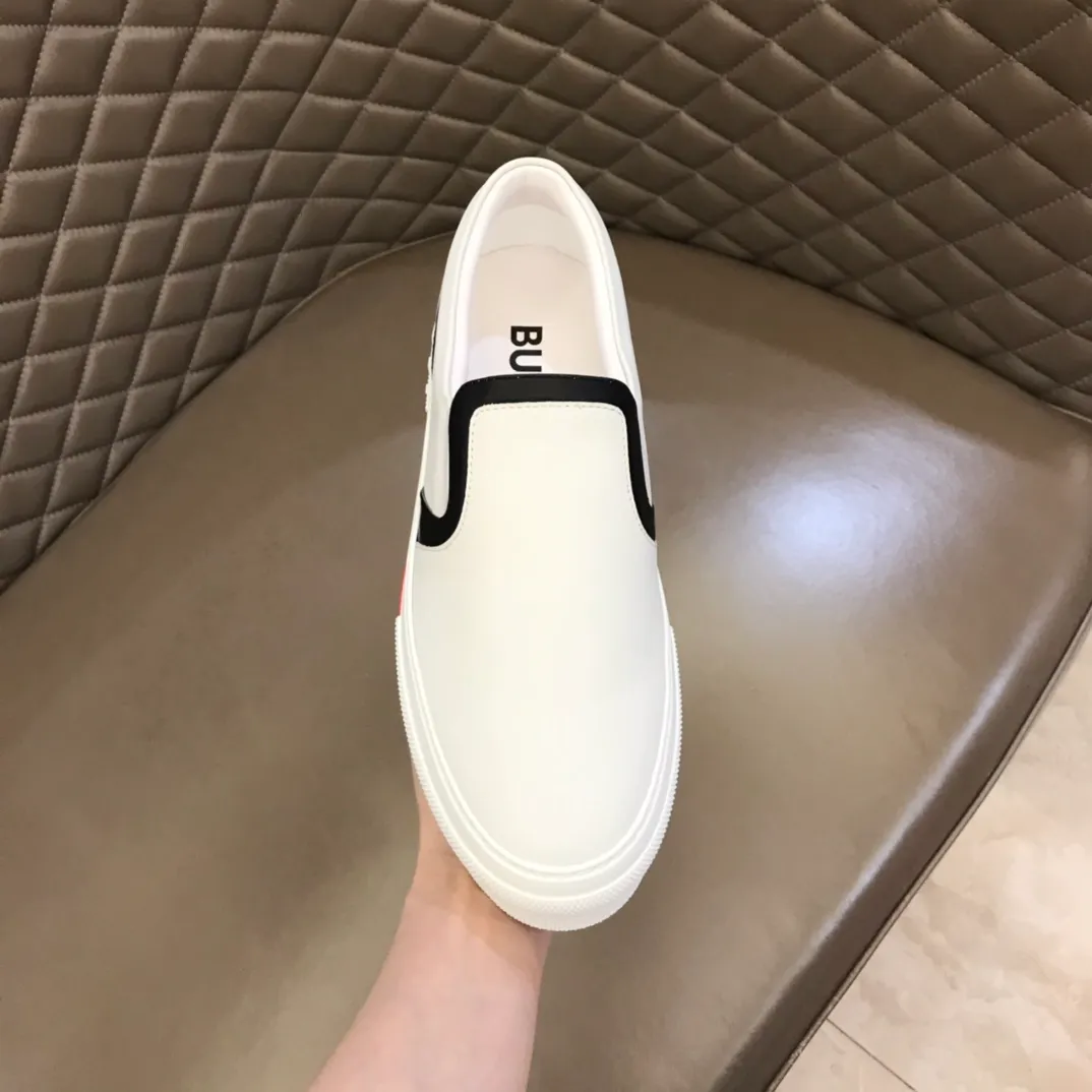 ¥380▫️B’s men’s classic low-top sneakers are made of imported top-grain cowhide and decorated with a new brand logo. First-grain cowhide lining, embossed Burberry lettering logo on the heel, original outsole! 38-44